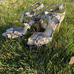 Le chateau 🐍 snakeskin print stilettos, size 10, never worn!